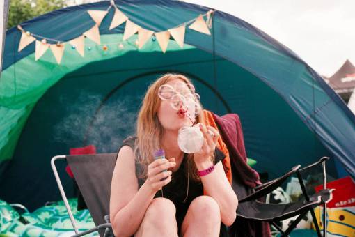camping gente mujer burbujas acampar al aire libre bond árboles