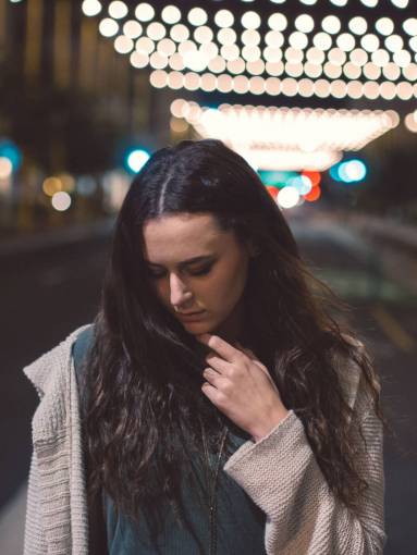 gente mujer noche oscura ciudad urbana bokeh