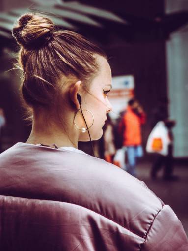 auriculares gente mujer auricular aretes peinado