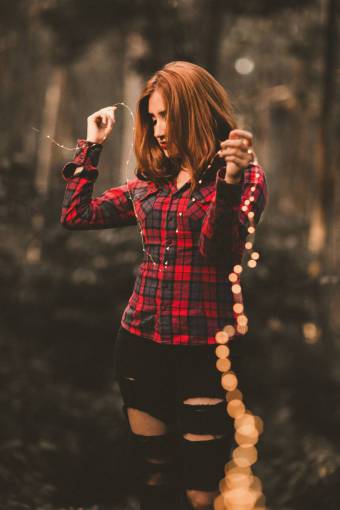 cadena gente mujer niña jeans rasgados luces de cadena al aire libre