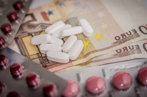 pastillas medicina cápsulas médicas farmacia dinero euro