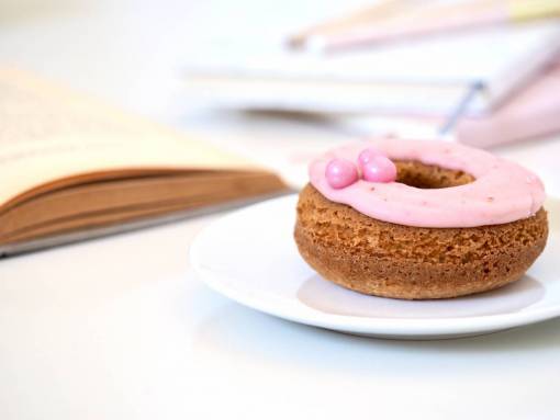 rosquilla rosa desayuno comida libro abierto leer