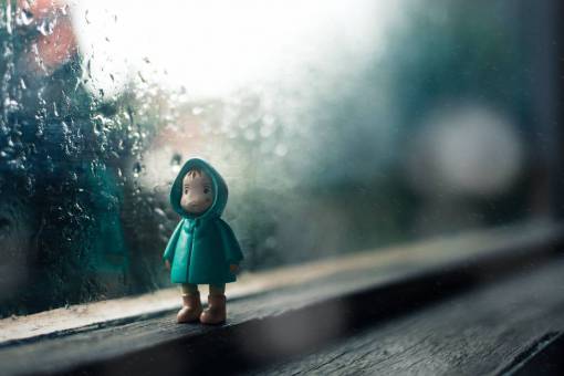 triste gotas de lluvia juguete de vidrio de agua figura chaqueta
