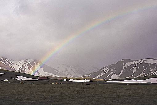 arcoiris arcoíris cielo nubes nublado niebla montañas picos