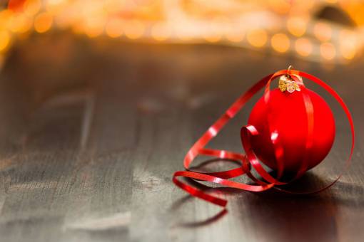 bola de navidad bola de navidad roja cinta decoracion ornamento navidad bokeh