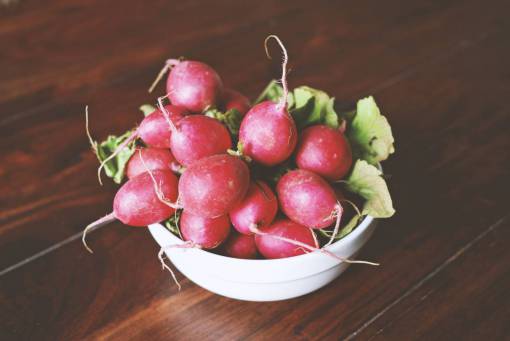 cuenco rábano rojo comida vegetal cultivo cuenco de madera