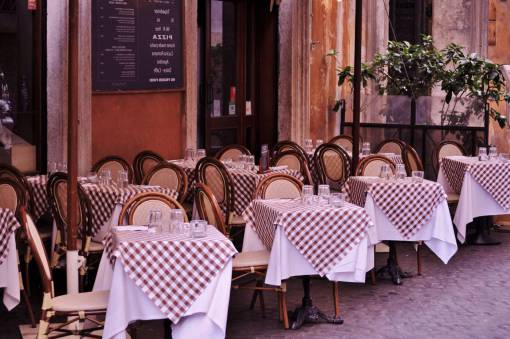 pizza restaurant  pizza  tables  chairs  table cloth  glasses  patio
