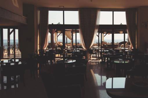 cortinas restaurante mesa sillas ventanas cortinas