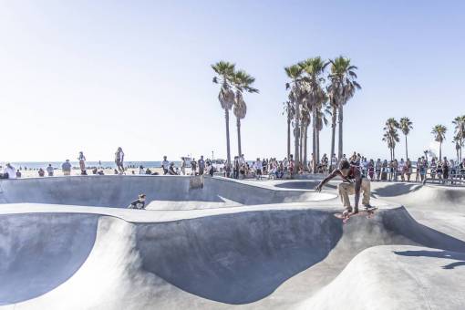 pipe-tube skateboard  skater  skate park  half pipe  jump  people  crowd