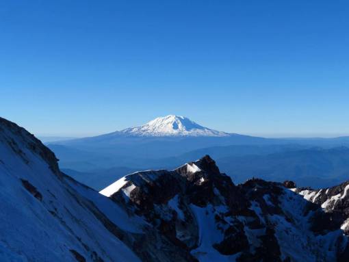 excursionista nieve montaña cielo azul naturaleza aire libre senderismo aventura