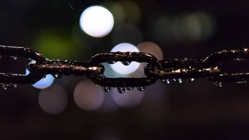 cadena todavía artículos cosas cadenas eslabones agua de lluvia