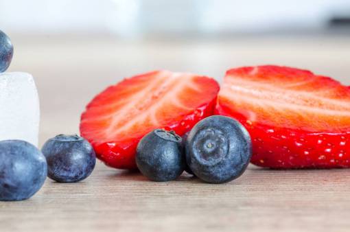 arana fresa arándano frutas comida mesa de madera