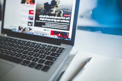 navegar estudiar escuela trabajo negocio macBook pro computadora portátil
