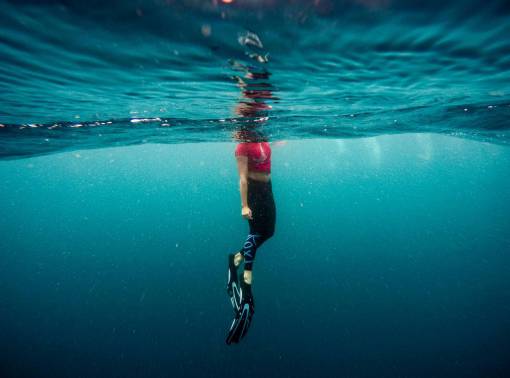 submarino océano mar agua mujer niña nadando