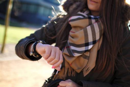morena reloj, tiempo, pulsera, mano, niña joven, mujer