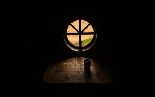 humor ventana luz mesa taza mal humor bar lugar