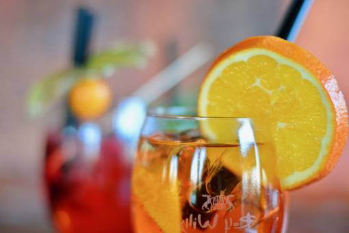copa de vino bar bebidas de naranja hielo jugo