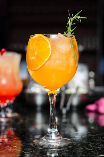 copa de vino bar bebidas de naranja hielo jugo