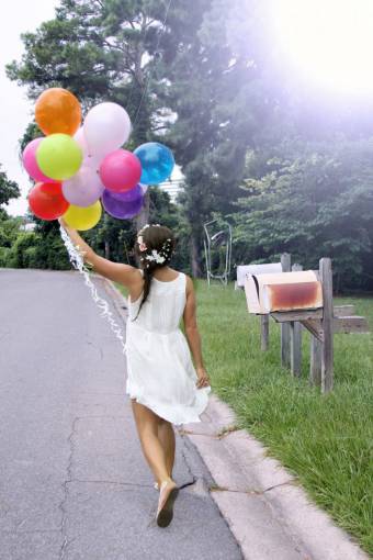 globo mujer globos persona niña aire libre vestido feliz
