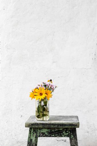 mesa de madera florero amarillo tarro de cristal