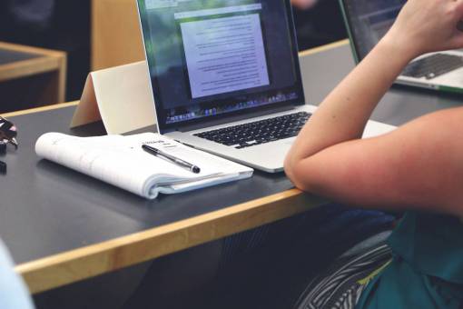 trabajo portátil macbook tecnología informática bolígrafo bloc de notas