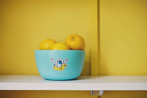 fuente tazón de fruta de limón amarillo mesa azul saludable