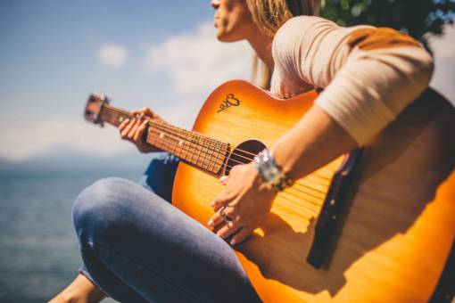 guia guitarra acústica músico música niña mujer gente