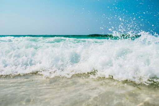 salpicadura playa orilla océano mar agua olas salpicaduras