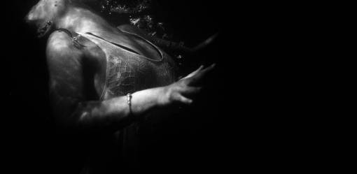 bajo gente en blanco y negro niña mujer mujer nadando bajo el agua