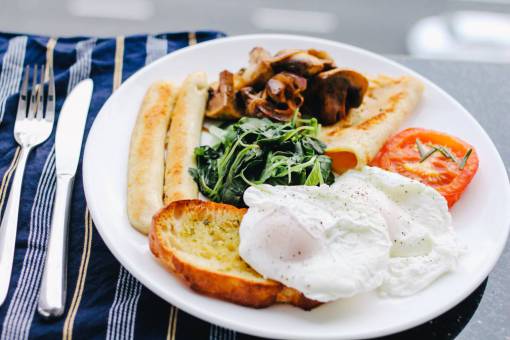 cubierto pan salchicha vegetales huevo frito desayuno almuerzo