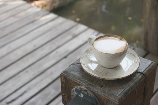 parte superior taza de capuccino frappé postre de leche tardía blanco