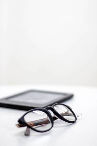 tableta Gafas mesa blanca tableta lectura cerrar bokeh