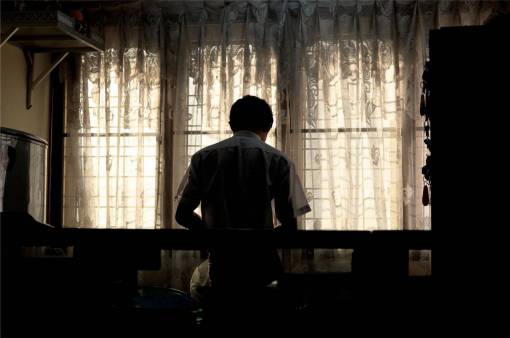 cuarto chico hombre cuarto oscuro cortinas cortinas gente