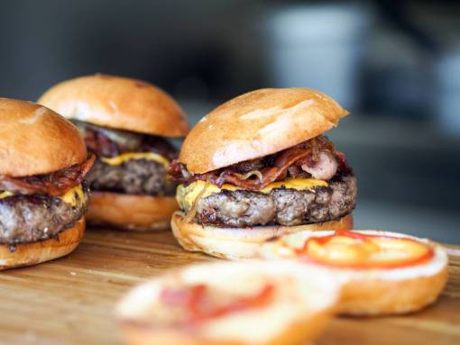 tocar hamburguesas americanas bollos carne de vaca beicon queso salsa de tomate mostaza