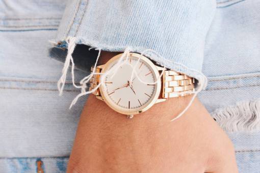 reloj mano muñeca oro reloj tiempo ropa de mezclilla
