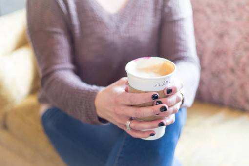 sostener sosteniendo la taza de café mujer mujer café casual