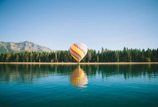 globo globo aerostático cielo azul lago agua reflexión árboles