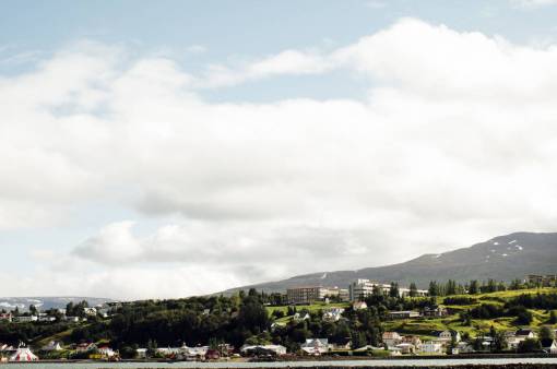 islandia islandia ciudad ciudad cielo nubes montañas árboles