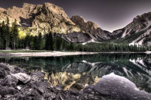 hd lago lago surrealista dolomitas montañas agua reflexión