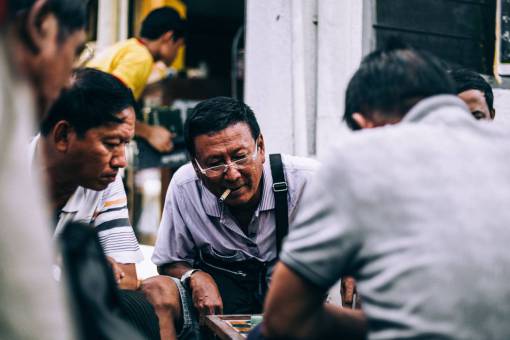 reloj hombres personas anteojos cigarrillos planificación hablando reloj