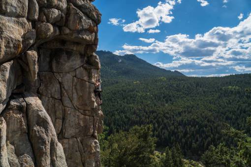 caminata naturaleza paisaje montaña nubes cielo campo de hierba