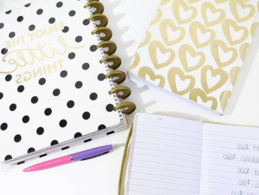 cuaderno cuaderno notas bolígrafos mesa corazón blanco letras