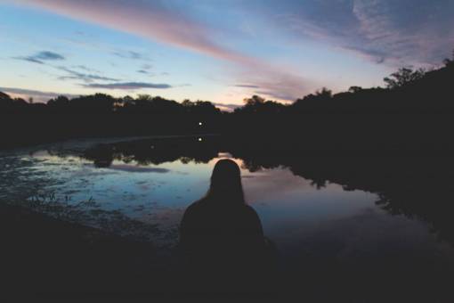 gente niña sentada sola noche oscura al aire libre