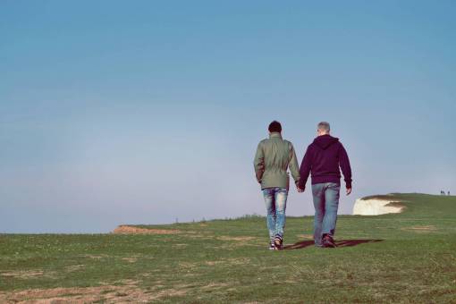 lgbt gente hombre pareja lgbt tomados de la mano gay nubes