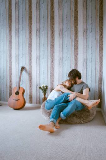 guia gente hombre mujer pareja amor abrazo habitación