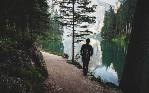 montaneros gente hombre mujer viajes aventuras río lago