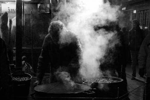 olla gente calle blanco y negro urbano noche oscura humo