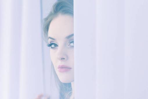 cortar gente mujer belleza maquillaje cara cerrar cortina