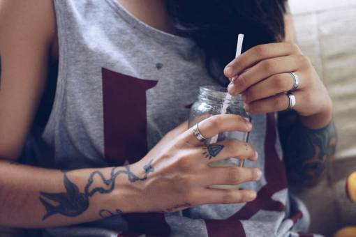 anillo gente mujer niña mujer vaso paja beber