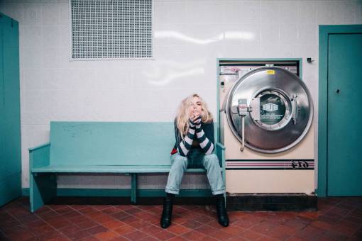 mezcla gente mujer sentarse lavandería máquina tienda denim